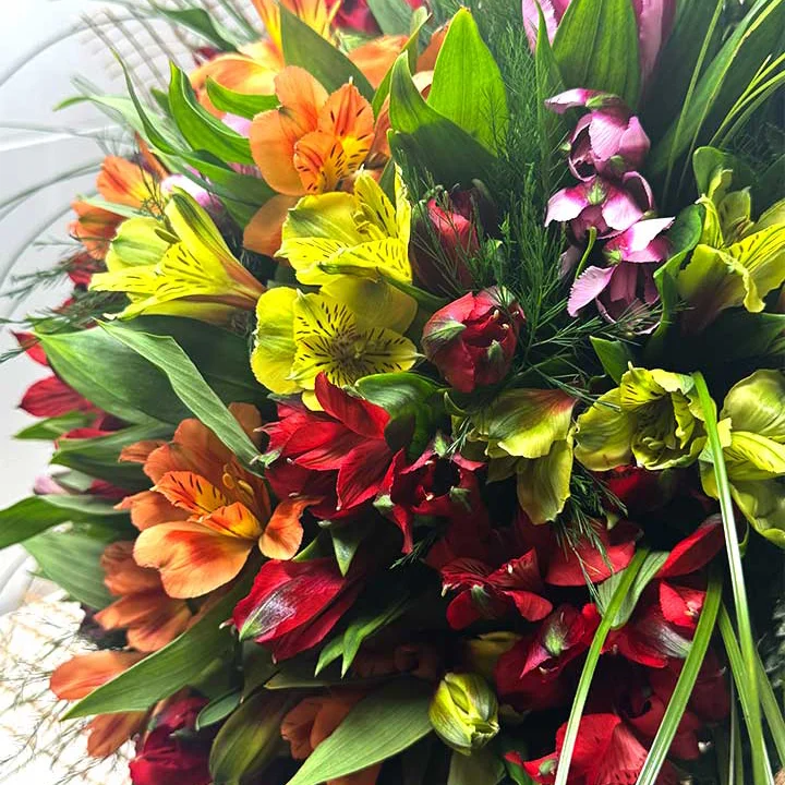 Ram gran d’astromèlies de diferents colors (talla L) dissenyat per Floristeria Zinnia, amb flors fresques i variades ideal per regalar o decorar
